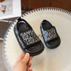 Sandals 2024 Été Nouveaux garçons édition coréenne Girls Poldalide Lightweight and Breathable Beach Shoes Mid Taille Childrens Open Toe H240507