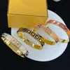 Women Fashion Designer Bracciale Man Classics Golden Acciaio inossidabile Braccialetti oro Braccialetti Luxury Simpie Bracciale Bracciale Pendante Gioielli regalo con scatola