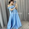 Superbes robes de soirée bleues avec des épaules à épaules en satin