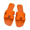 2024 Designer Sandales Top de qualité Smappers d'été Designer Sunny Beach Sandal Slides Shoe Men Fashion Fashion Soft Flat Shoes Couples Gift Mule