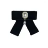 Bow Binds Damen Vintage Velvet Krawatte Brosche koreanische College -Style -Uniform -Pullover -Hemd -Accessoires Strasskragen Blumen Pin Clips