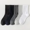 Herrensocken Sport mittlerer Tube Männer im College -Stil im College -Stil Herbst und Winter Baumwolle Schwarze Weiße Strümpfe vielseitig