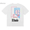 Tendências de tendências masculinas e femininas Designer moda moderna Rhude Micro logotipo Carta de faixa impressa Camiseta de manga curta para homens Mulheres High Street Loose Halseves