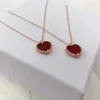 Brand Originalité Seiko Van Little Red Heart Love Collier pour les femmes plaquées avec des bijoux de chaîne de cols de pendentif en forme d'agate en or rose