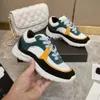 2024 Novo estilo Summer feminino ao ar livre Sapatos casuais calcanharam moda de luxo de luxo novo tênis de tênu