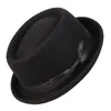 BERETS 2024 BLACK PORK PIE HAT WOOL FELD BOW MENS FEDORA JAZZ CAP PANAMA GANGSTERS CAPS紳士ファッションポークピーの帽子