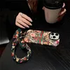 Fashion Flowers Spring Silk polsbandketen Schokbestendige telefoonhoes voor iPhone 15Promax 15Pro 14PromAx 14 13Pro Max 13 vriendin Gift Cover Luxury Designer