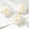 Couronnes 100pcs Silk artificiel Roses blanches Mariage Home Decoration Needlework Cake Accessoires de Noël Couronne de Noël Fausses Fleurs