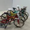 装飾的な置物1PCカラーランダム自転車スケールモデルの装飾品1:12ドールハウスミニロイバイクシミュレーションモデル