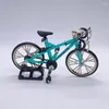 装飾的な置物1PCカラーランダム自転車スケールモデルの装飾品1:12ドールハウスミニロイバイクシミュレーションモデル