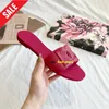 Sandles for Women Designer kapcie gumowe skórzane muły płaskie obcasy Kobieta Claquette Luxe puste zjeżdżalnia letni pokój buty na zewnątrz Sandały 869 282 Dobre