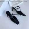 La rangée The Row Cat Square Cat Heel Muller Shoes Fashion Leather Baotou Sandales à moitié soutenues simples Slippers Femmes GJPM