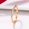 Bande de femmes Tiifeany Ring Jewelry Nouveau V-Gold Roman Digital polyvalent pour femmes minimalistes Ins Fashion Lumière Luxury-05006