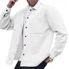 メンズジャケットメンジャケットスプリングカーディガンターンダウンカラーパッチポケットソフト通気性の長袖シャツをスタイリッシュな外観にする