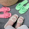 Summer Womens tofflor Slåsande bilder Designer Sandaler Jelly Color Flat Heels Fashion Comfort Beach Slippers Classic Luxury Sandale Storlek 35-42