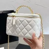 Designer Femmes Cosmetic Box Brand Designers Sac Bags Sac Gandage Luxurys Mandted Trunk Paris Hands sacs Lady Caviar Leather avec boîtier DMVQ
