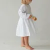 女の子のドレス100％コットンガーゼガールタイホワイトドレス2024春の新しい女の赤ちゃんラウンドネックプリーツ長袖カジュアルルーズドレス2405
