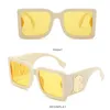 Glasses de sol de designer óculos de sol luxuosos mulheres novas moda quadrada retro unissex homens legais homens de sol para meninas lentes clássicas lentes clássicas praia 8848 b13