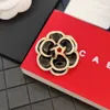 Luxe 18K vergulde broche ontworpen designer Camellia Bloemvorm voor charmante vrouwen hoogwaardige broche boetiek kledingbroche box