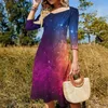 Lässige Kleider Buntes Galaxy -Kleid Sommerstars und Nebel Elegante Frau drei Viertel stilvolles Muster übergroß