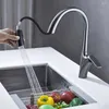Küchenarmäuren gebürstet Graues Messingausziehen Waschbecken Wasserhahn und kaltes Wassermischer -Fass