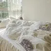 Постилочные наборы наборов из четырех частей мультипликационные аниме полиэфирные молочные волокно вышивные печать юбка для стеганого одеяла 1,5/1,8 M в корейском стиле тепло тепло