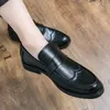 Lässige Schuhe Herren Retro Brogue Höhle Leder atmungsaktives Slip-On-Slipper männliche Business Light Kleid Britisch Stil Schwarz