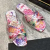 Designer Sandals Donne che attraversano mulo satinate pantofole che fioriscono scorrevoli di punta rotonda con tacchi da 8,5 cm Multicolor Fashion Luxury Slue