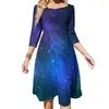 Lässige Kleider Buntes Galaxy -Kleid Sommerstars und Nebel Elegante Frau drei Viertel stilvolles Muster übergroß