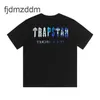 Tendeuse des tendances masculines et des femmes Trapstar Blue Sky White Cloud Big Letter High-définition Printing Courte à manches courtes Mentilles et femmes T-shirt du même style