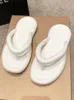 Slippers snoep gekleurde slippers voor vrouwen in de zomermode 2024 -stijl buitenkleding vlakke bodem strandschoenen vakantieclip