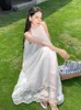 Повседневные платья летняя мода белая свободная кружевная плиссированная длинные женщины сексуальные слабые безмолвные для отдыха платье для вечеринки 2024 Женская простота