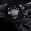 Рулевое колесо покрывает автомобильное покрытие супер густого короткого плюшевого мягкого теплого универсального защитника Чернозоно -розовый мужчина. Автомобильный интерьер.
