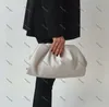 Designer Clutch Bag Black Famous Brand The Pouch Soft Calfskin Ladies Large Clutch Bag Hand Fashion Women Cloud Bag Top Quality äkta läderhandväska