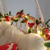 Decoratieve bloemen 2meter kunstmatige poinsettia kerstslinger met rode bessen en hulstbladeren LED -touwlichten voor decoratie