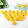 Badspielzeug 100pcs/Los Quietschendes Gummi Duck Duckie Bad Spielzeug Babyparty Wasserspielzeug für Baby Kinder Geburtstag Geschenke kostenlos Versand D240507