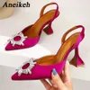 Marque Femmes Silk Crystal Butterfly Knot High Heels Summer Pointed Shoes Triangle Talèled Bride Pumps