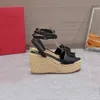 Pompa piattaforma a cuneo sandali intrecciati di alta qualità con tacchi tacchi di punta di punta di piedi designer di lusso da donna scarpe da sera da sera 110 mm calzature di fabbrica con scatola