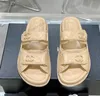 Tasarımcı Sandles Kadın Sandal Buzağı Baba Ayakkabı Sandalet Kapitone Ayakkabı Platformu Daireler Düşük Topuklu Kama Ayak bileği kayış Flip Flop Üzerine Elmas Toka Sandal Kayma