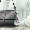 Nyckelringar Doraemon Keychain Chain -tillbehör för ryggsäck Handväska och bilgåva Alla hjärtans dag coola nyckelringar ryggsäckar pojkar nyckelning s otqe0
