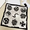 Blanc White Camellia Flowers Écharpes Womens Fashion Lettres Kerchief Designer Sac Handle Ribbon Dames Casual Square Necolchief imprimé Band Necclues