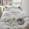 Постилочные наборы наборов из четырех частей мультипликационные аниме полиэфирные молочные волокно вышивные печать юбка для стеганого одеяла 1,5/1,8 M в корейском стиле тепло тепло