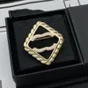 Титановые стальные броши дизайнер C-буквы B-букв Brooch Brooch Pins Inlay Pearl 18k золота с золотой шарнир
