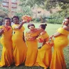 Brudtärklänning gula sjöjungfruklänningar utanför axeln elastisk satin bridemaid för bröllopsfest 320h