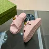 Designer brood slippers dikke zolen sandalen dames zomerglaasjes dermale vouw mode slippers vrouwen zwart wit roze platte hak casual slippers buiten schuifregelaars