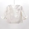 夏の白い短い女性デニムジャケット韓国のファッションコート薄いスリムアウターハーフスリーブジーンズジャケット女性シャッケタスミュージャー240430