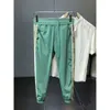 Abbigliamento da uomo seta ghiacciata morbida striscia verde ultra sottile nove pantaloni casual divisi piedi in stile coreano versatili pantaloni sportivi di chiusura
