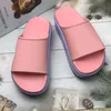 Designer sko ny stil tofflor sandal glid macaron tjock botten icke-halk mjuk botten mode g hus tofflor kvinnor bär strand flip-flops ins