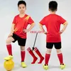 Jerseys 1 paire de cadeaux à genoux gratuits pour les garçons de football Jersey Song set Custom Ldren Football Jersey Set H240508