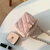 Makeupdesigner liten fåfänga med kedjekvalitetsläder crossbody sadel s handväskor diamantgitter gyllene boll kvinnor axelväska originalutgåva houlder